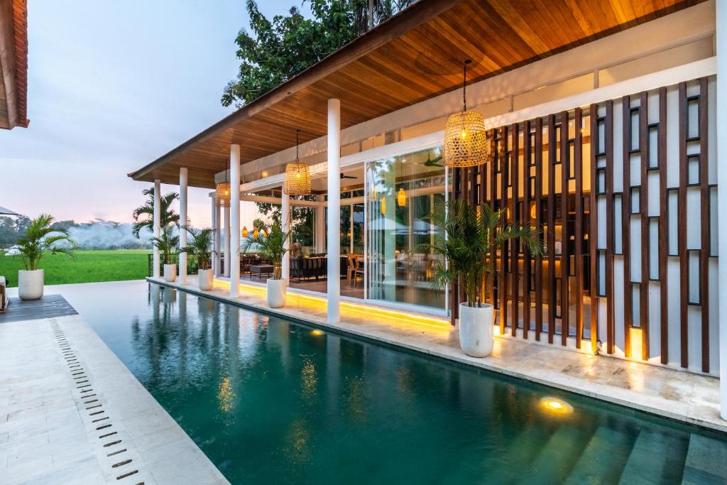 Kolam renang di atau di dekat Villa Noemie by BaliSuperHost
