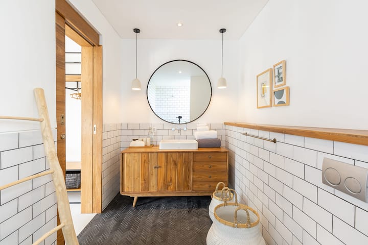 Kamar tidur tepi kolam renang kamar mandi pribadi di dalam