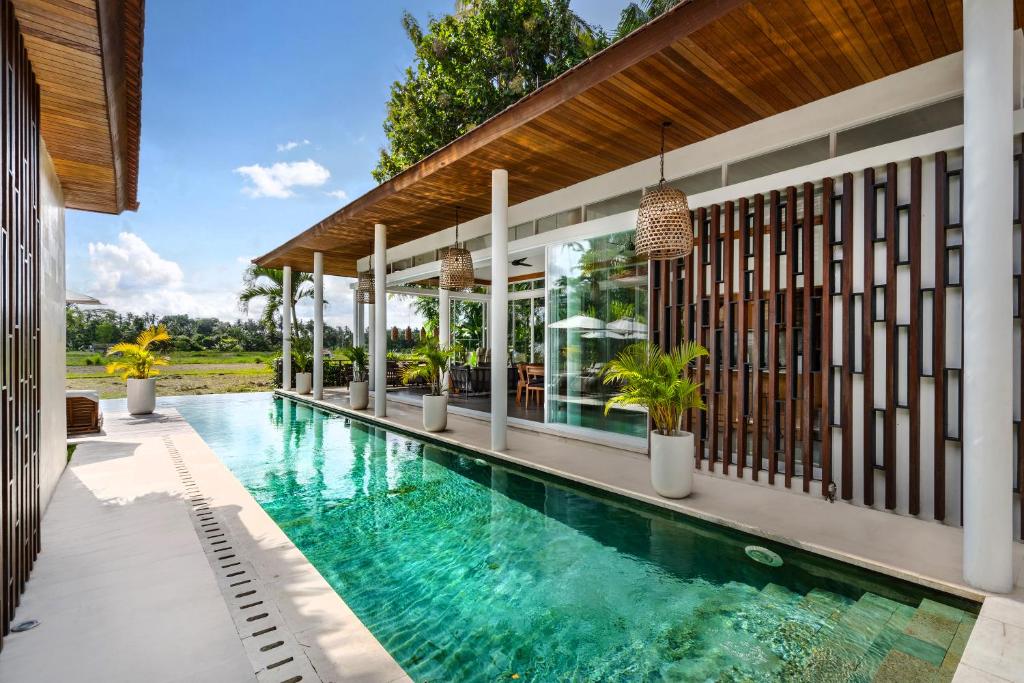 Kolam renang di atau di dekat Villa Noemie by BaliSuperHost