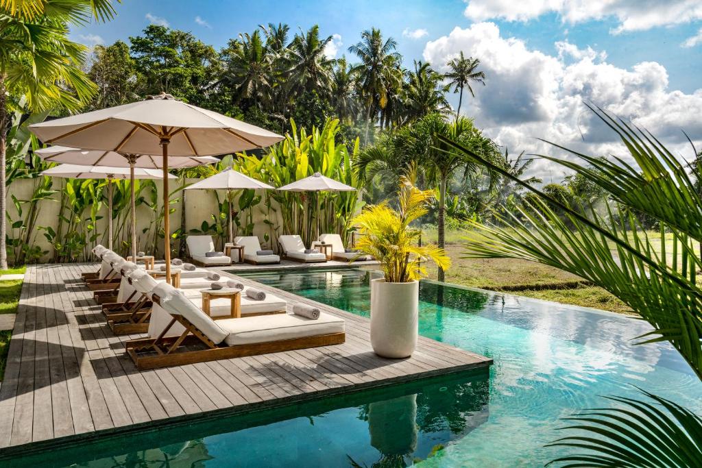 Kolam renang di atau di dekat Villa Noemie by BaliSuperHost