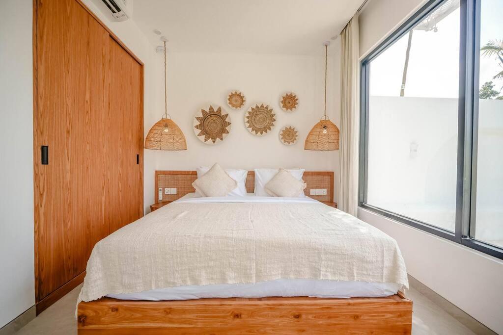 Tempat tidur dalam kamar di Maison Coucou - Modern Minimalist 3BR Villa near Tanah Lot