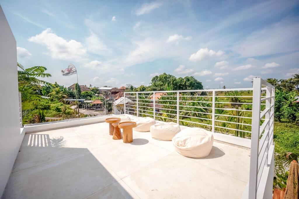 Balkon atau teras di Maison Coucou - Modern Minimalist 3BR Villa near Tanah Lot