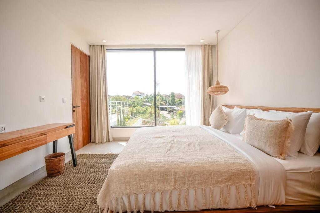 Tempat tidur dalam kamar di Maison Coucou - Modern Minimalist 3BR Villa near Tanah Lot