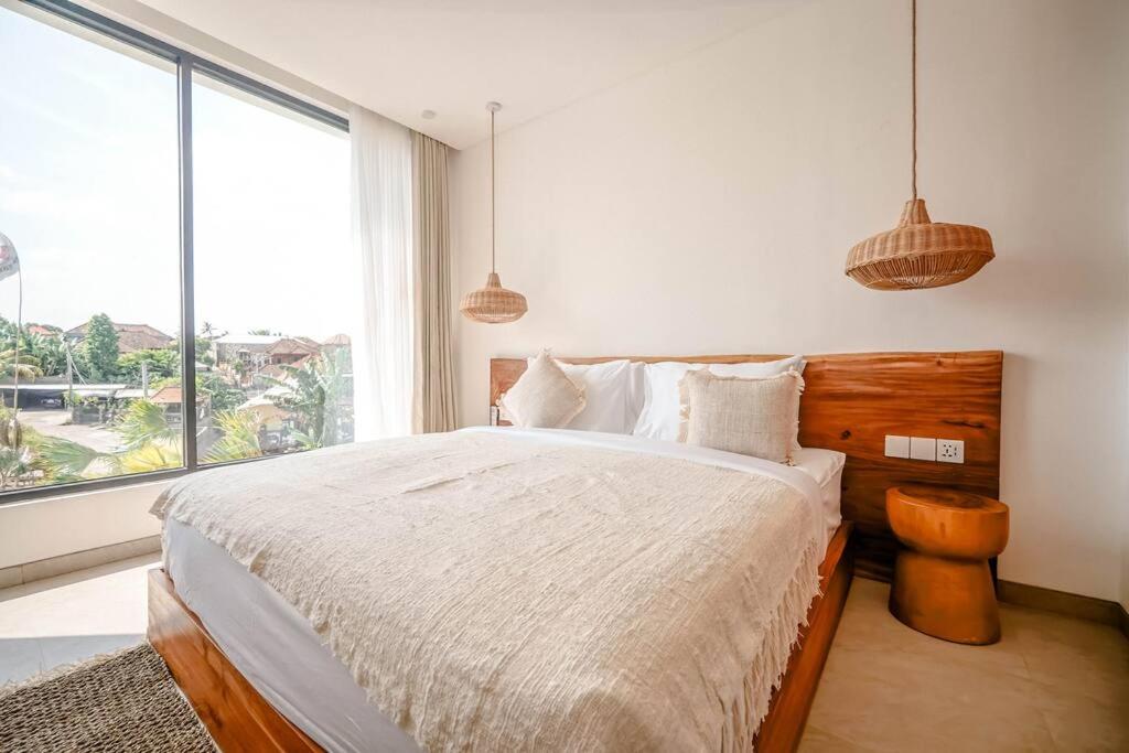 Tempat tidur dalam kamar di Maison Coucou - Modern Minimalist 3BR Villa near Tanah Lot