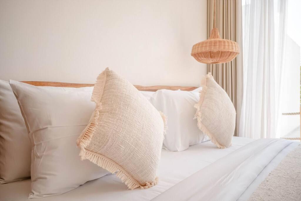 Tempat tidur dalam kamar di Maison Coucou - Modern Minimalist 3BR Villa near Tanah Lot