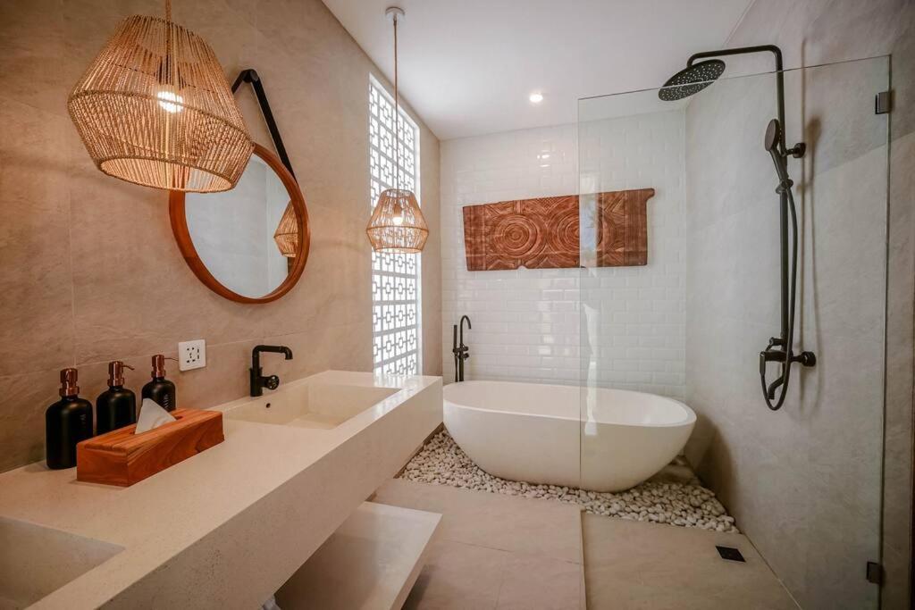 Kamar mandi di Maison Coucou - Modern Minimalist 3BR Villa near Tanah Lot