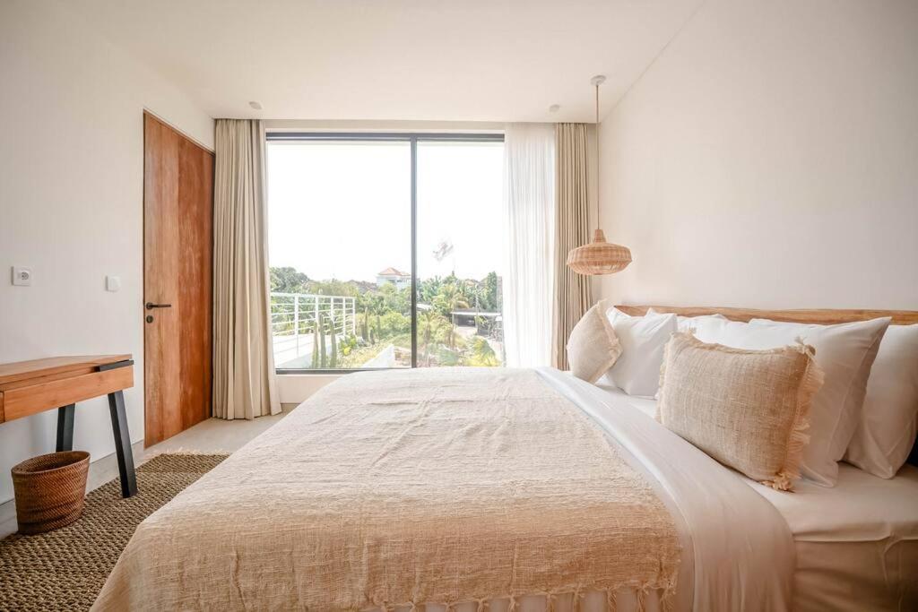 Tempat tidur dalam kamar di Maison Coucou - Modern Minimalist 3BR Villa near Tanah Lot