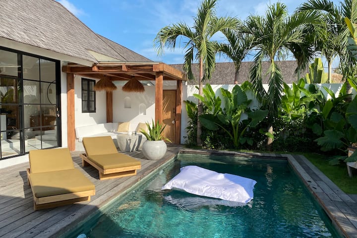 Bersantai di bean bag terapung kami di kolam renang berwarna pirus dan buka pintu untuk kehidupan konsep terbuka