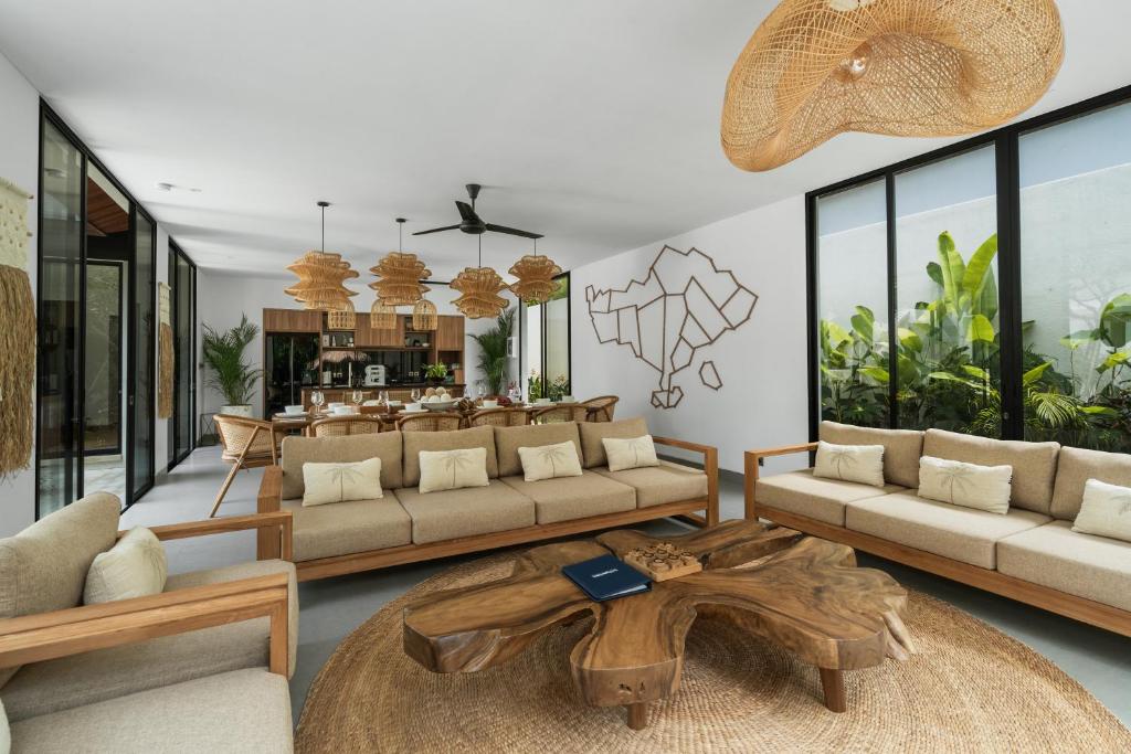 Area tempat duduk di Villa Enjoy Forest by BaliSuperHost