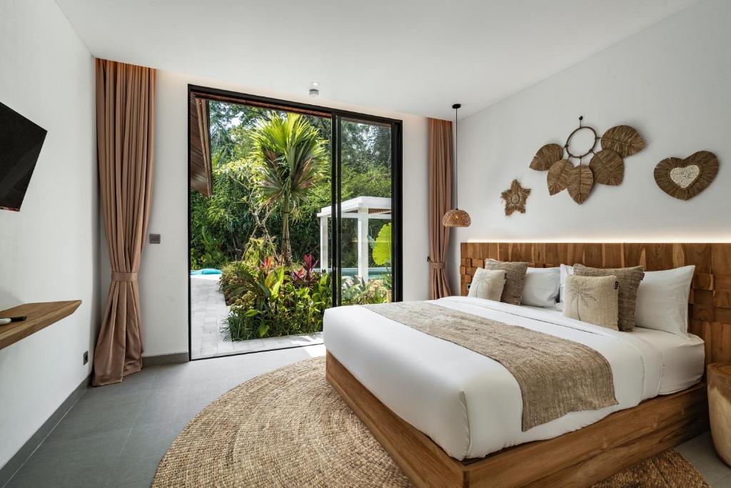 Tempat tidur dalam kamar di Villa Enjoy Forest by BaliSuperHost
