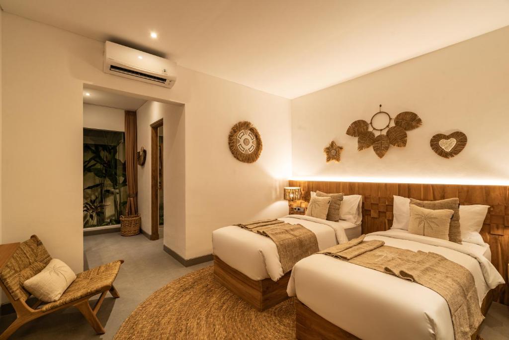 Tempat tidur dalam kamar di Villa Enjoy Forest by BaliSuperHost