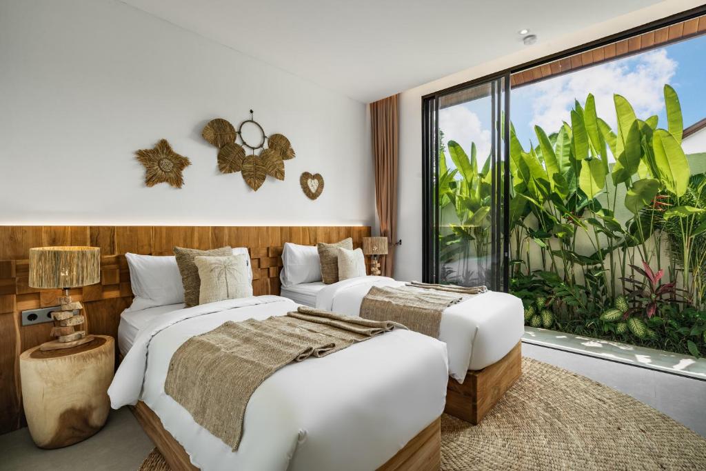 Tempat tidur dalam kamar di Villa Enjoy Forest by BaliSuperHost