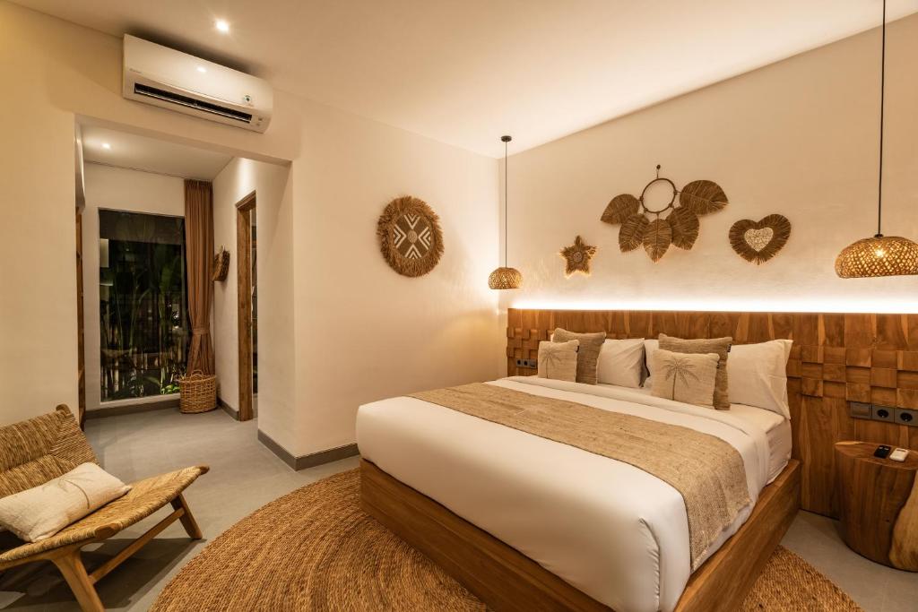Tempat tidur dalam kamar di Villa Enjoy Forest by BaliSuperHost