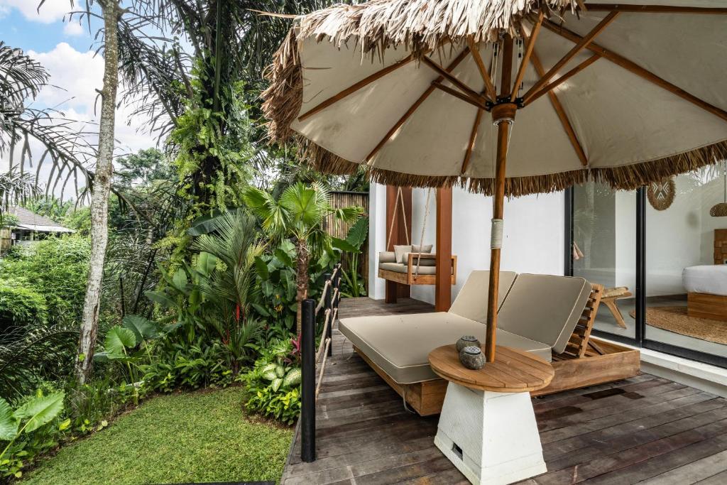 Kebun di luar Villa Enjoy Forest by BaliSuperHost