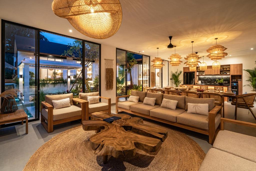 Area tempat duduk di Villa Enjoy Forest by BaliSuperHost