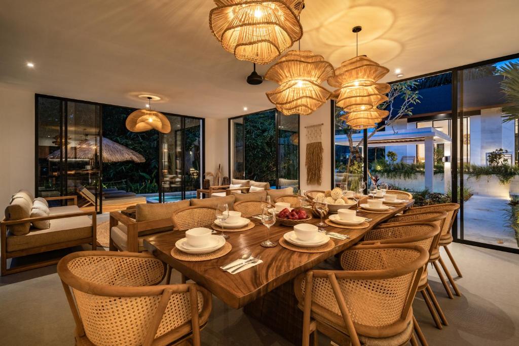 Area tempat duduk di Villa Enjoy Forest by BaliSuperHost