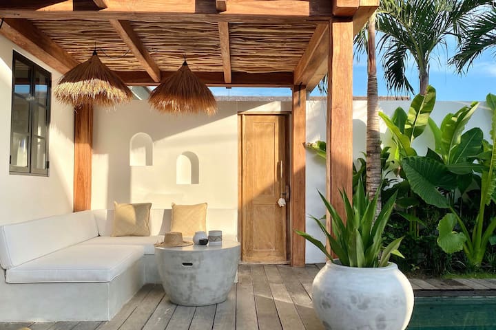 Lounge luar ruangan tertutup dengan WiFi berkecepatan super tinggi. Tempat sempurna untuk menikmati kopi pagi hari Anda atau untuk menikmati keteduhan dari sinar matahari.