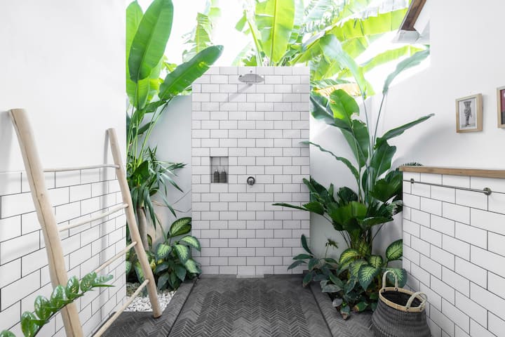 Pancuran luar ruangan dan toilet di kamar mandi suite kamar tidur utama mewah pribadi