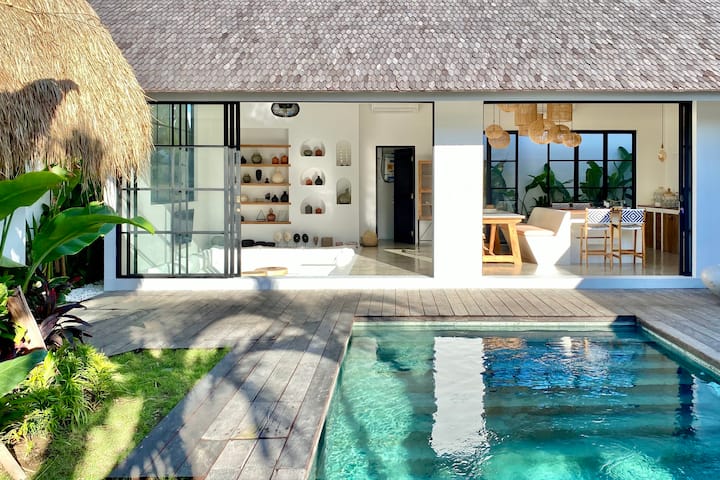Tutup pintu geser logam modern jika Anda menginginkan AC di ruang tamu dan dapur selama siang dan malam Bali yang panas.