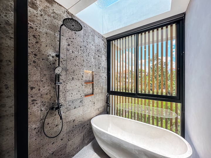 Full bathroom 2 image 1