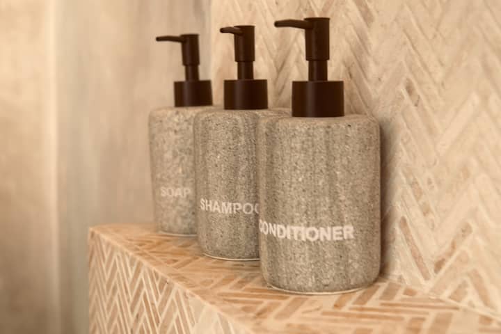 Full bathroom 1 image 2