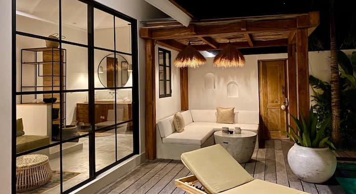 The Young Villas menampilkan lounge luar ruangan dengan WiFi berkecepatan super tinggi.