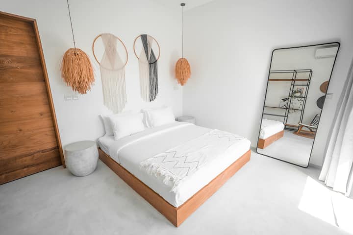 Kamar tidur di tepi kolam renang dengan tempat tidur berukuran bagus, sudut baca, internet berkecepatan tinggi, dan kamar mandi pribadi di dalam.