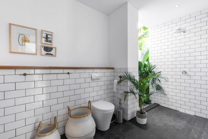 Kamar tidur tepi kolam renang kamar mandi pribadi di dalam