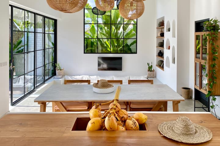 Pulau dapur menghadap ke bawah ke arah lounge yang tenggelam dan jendela kaca besar. Kelapa, buah, atau kotak bunga tersembunyi yang dibangun di pulau dapur jati. Wi - Fi berkecepatan tinggi.